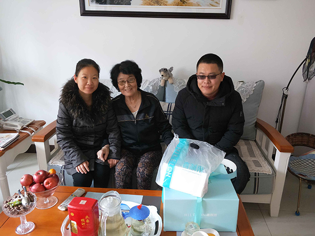 給錦繡社區(qū)歸僑僑眷送去生日祝福.jpg